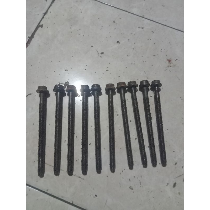 baut cylinder head Ford fiesta dan ecosport