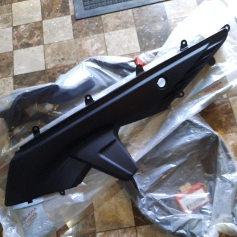 83620 KVB 900 COVER BODY SAMPING VARIO KARBU 110 CW KIRI ORIGINAL AHM