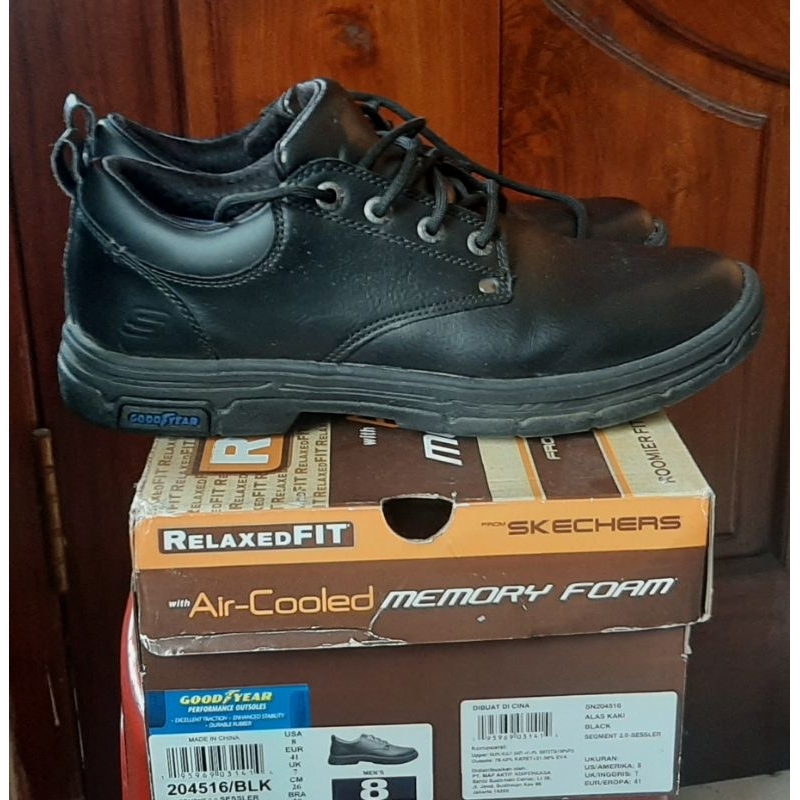 sepatu  skechers kolaborasi dengan goodyear