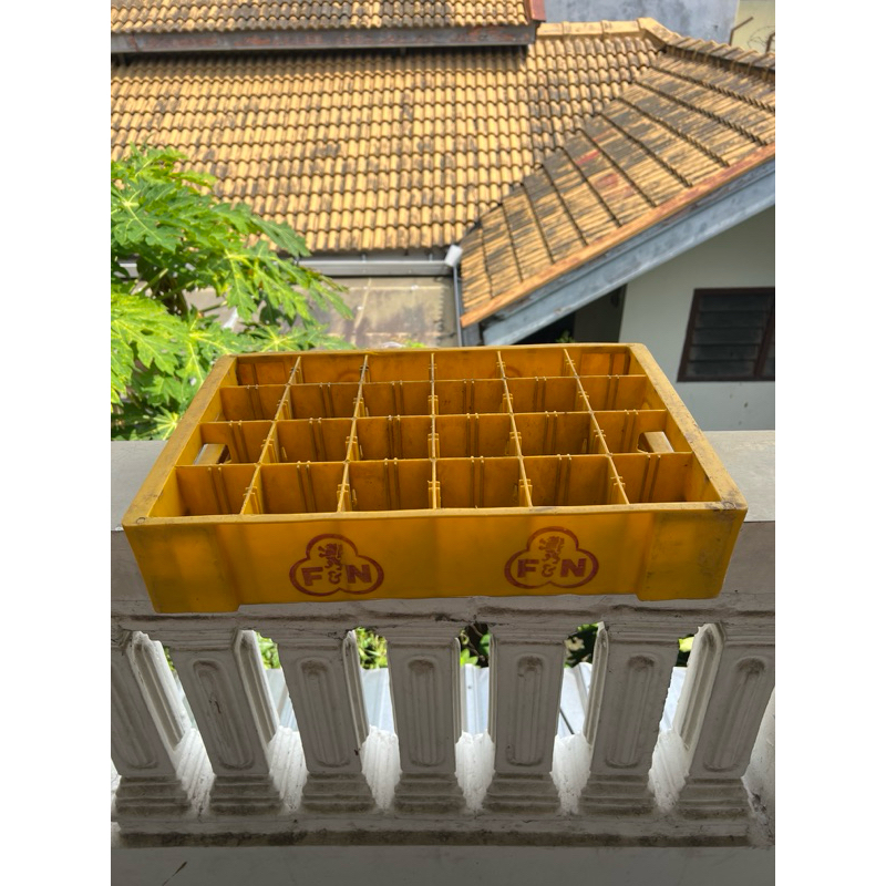 

Krat Botol Minuman F&N, Pendek