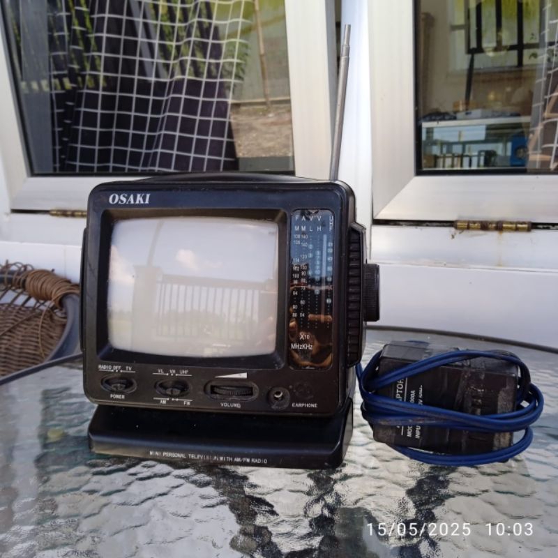 tv mini jadul antik kecil display