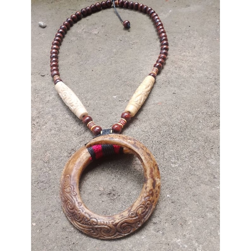 kalung etnik taring melingkar ukir