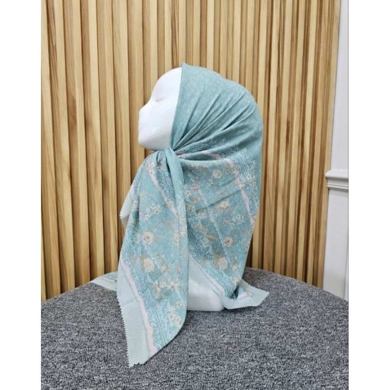 HIJAB SEGI EMPAT VOAL MOTIF BUNGA TOSCA PEACH
