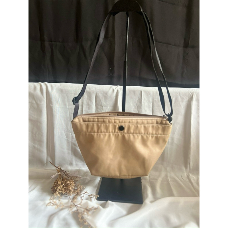 UNIQLO - Preloved Tas Selempang Uniqlo
