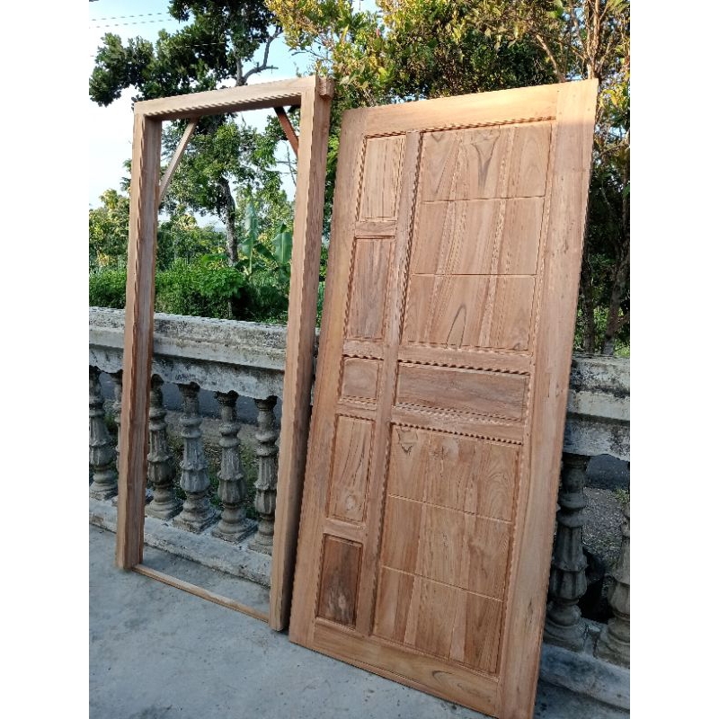 sepaket kusen dan pintu .kayu jati