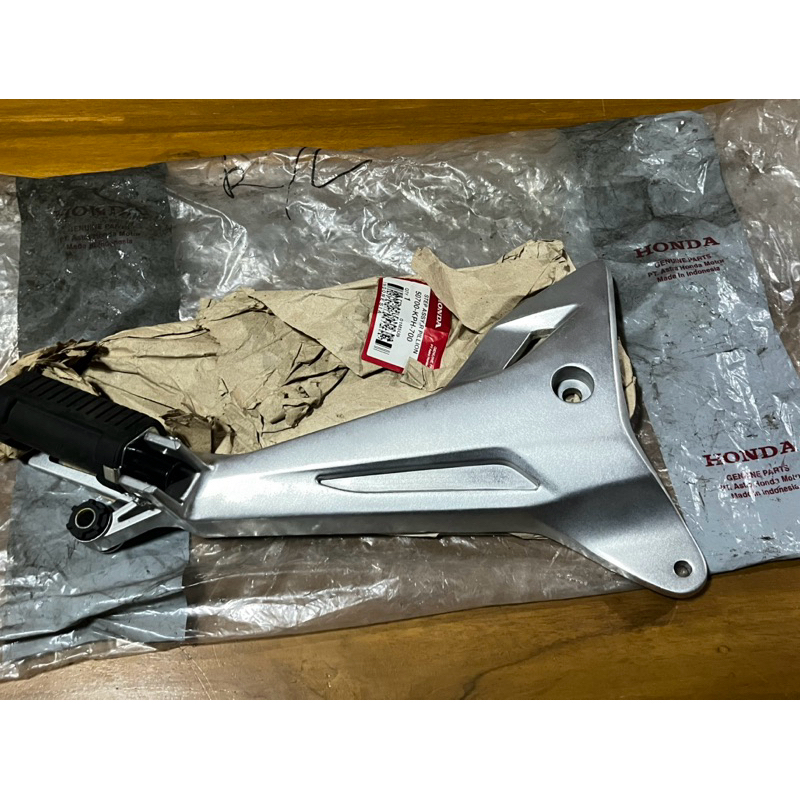 BESI BREKET BRACKET DUDUKAN STEP ASSY BELAKANG R KANAN HONDA SUPRA X125 X 125 OLD LAMA ORIGINAL AHM 