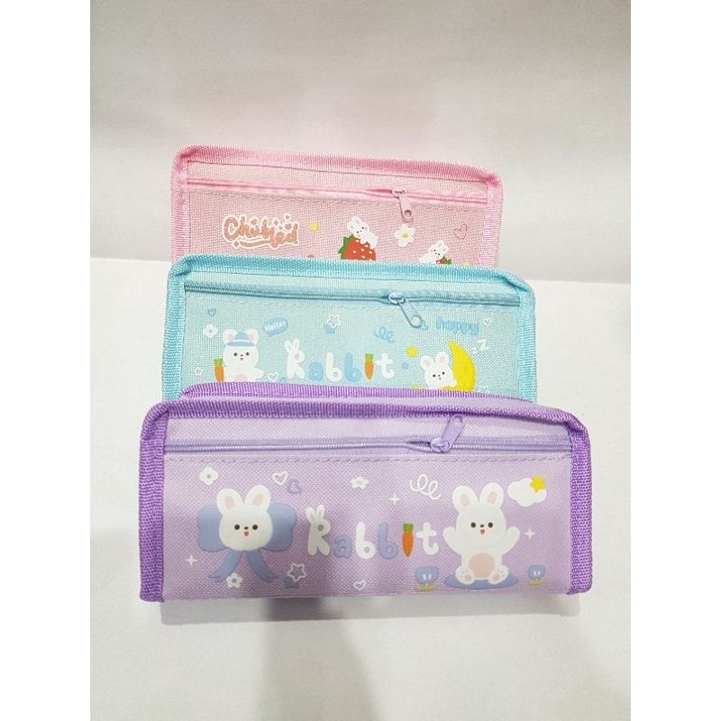 

Smart Panda Tempat Pensil Sleting Motif Rabbit ZF-115 Bahan Kulit Imitasi 2 Sleting Penyimpanan Stationery 20,5cm x 9cm x 4,5cm