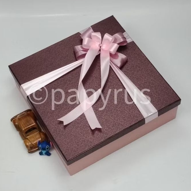 

PAPYRUS Kombinasi 35x35 Tinggi 10cm Kotak Kado Gift Box V2
