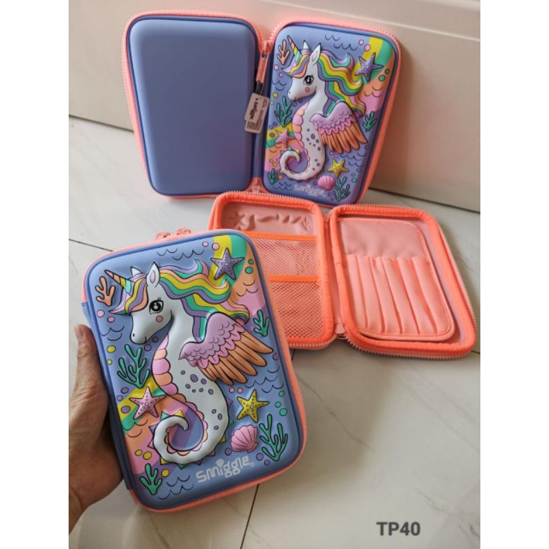 

Tempat Pinsil Smiggle hardcase gambar timbul