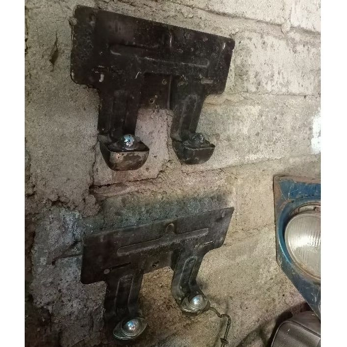 DUDUKAN PANGKON PLAT NOMOR TOYOTA FJ40 HARDTOP