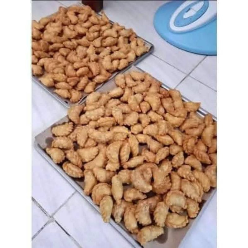 

pastel isi serundeng ayam