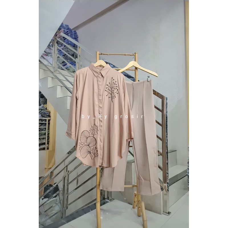 Setelan Wanita Vitta Tunik Rayon Twill Dan Celana Kulot Scuba Polos
