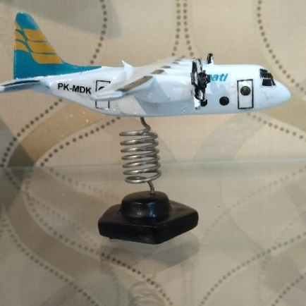 hiasan dashboard mobil pesawat merpati bahan resin panjang sekitar 10 cm tinggi sekitar 7 cm