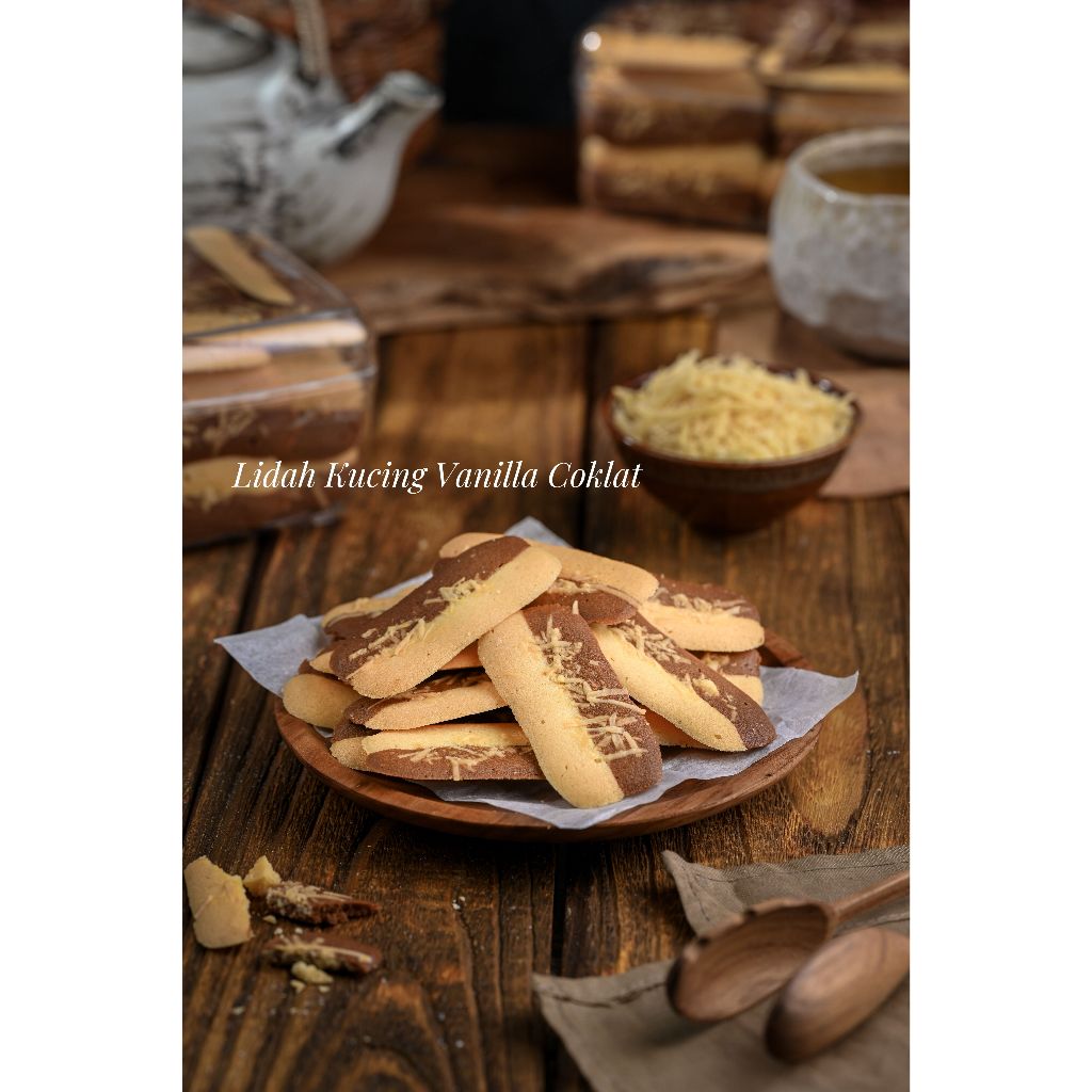

LIDAH KUCING VANILLA COKLAT dengan taburan keju edam