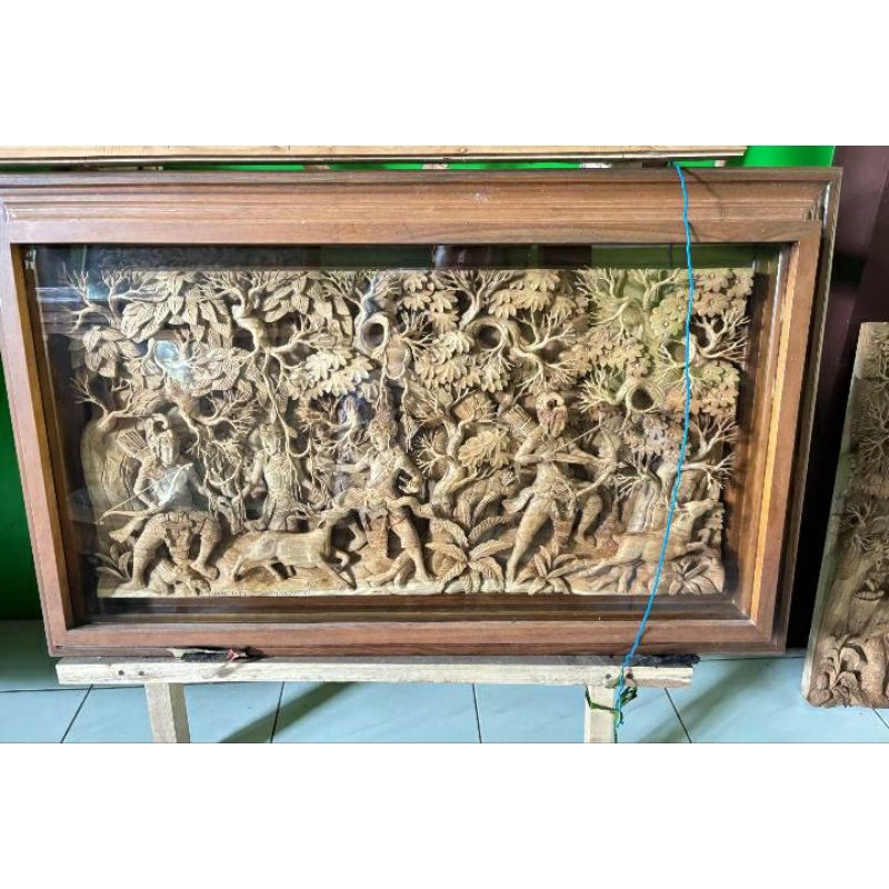 Ukiran Relief Ramayana dan relief pemandangan pedesaan kayu jati