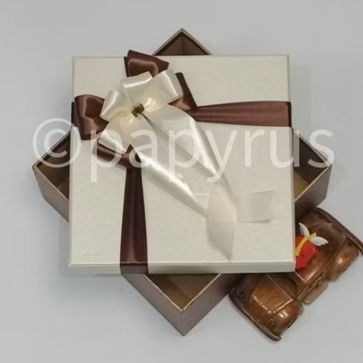 

PAPYRUS Kombinasi 20x20 Tinggi 5cm Kotak Kado Gift Box V3