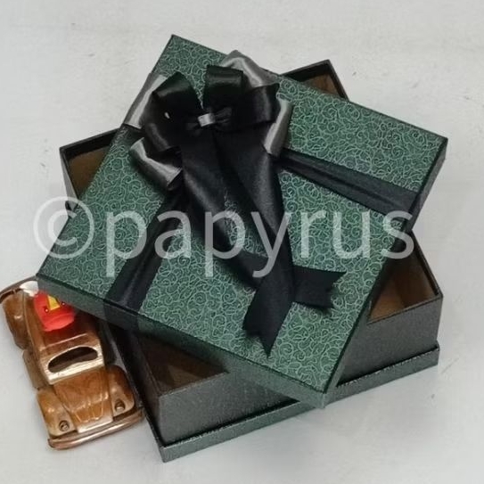 

PAPYRUS Sandwich 20x20 Tinggi 10cm Kotak Kado Gift Box V2