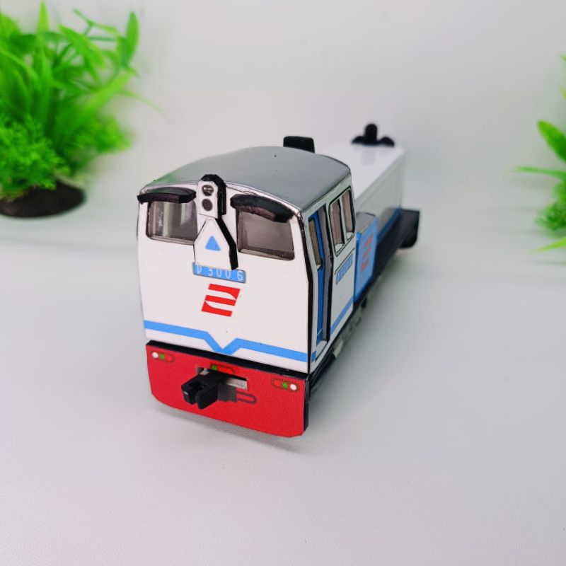 MINIATUR LOKOMOTIF D301 PUTIH BIRU