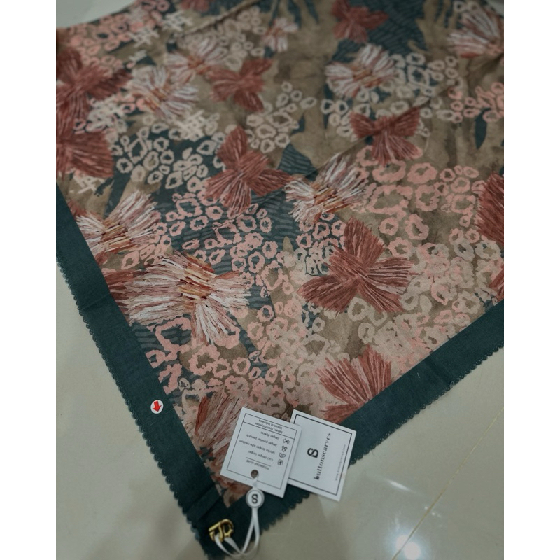 New as is Buttonscarves Les Amities in Pine