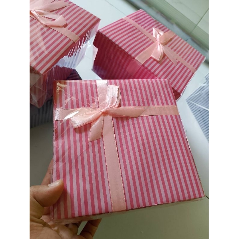 

KOTAK KADO PARSEL HIAS 15X15 cm