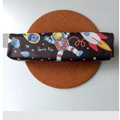 

tempat pensil karakter astronout