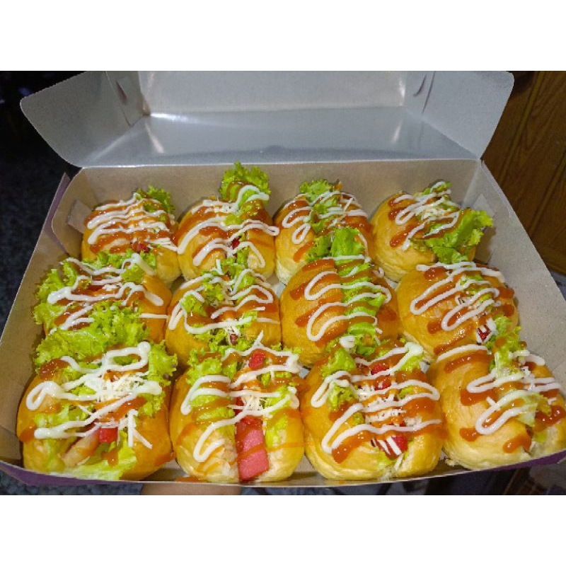 

roti sosis keju isi 12pcs (sosis, keju, saus, mayonaise,daun selada) , enak lembut fresh siap dimakan