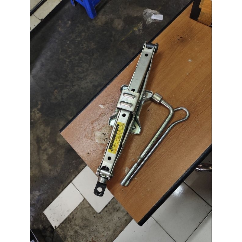 Dongkrak mobil honda CR-V Original . Dongkrak mobil model jembatan Honda CR-V original