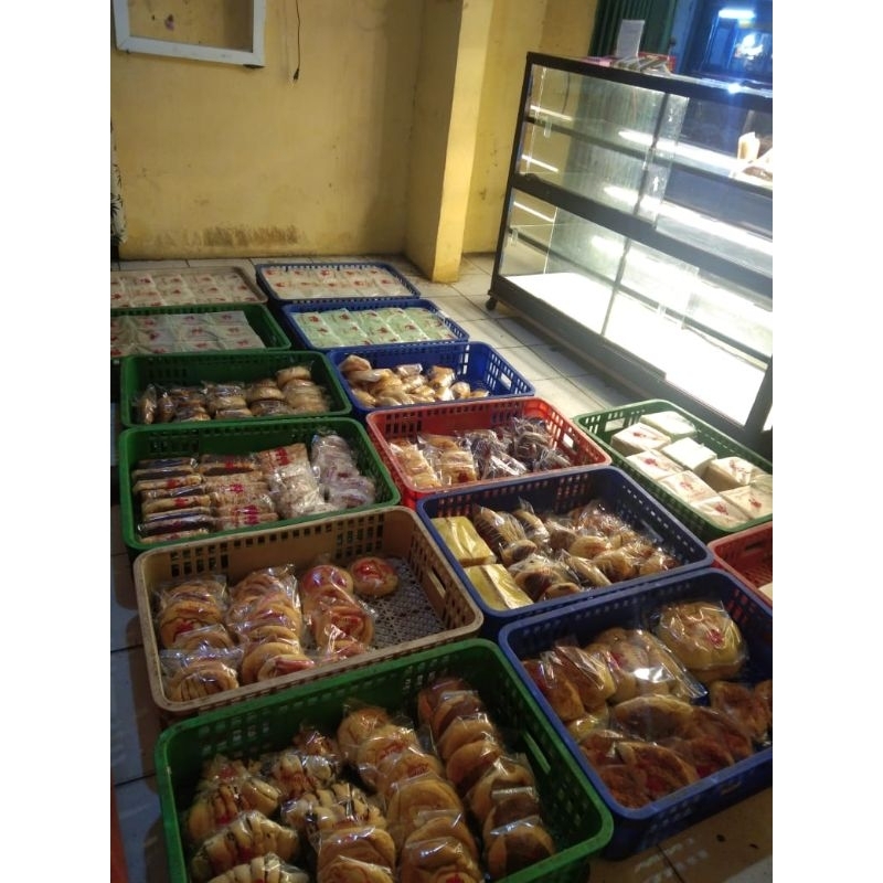 

Roti manis rasa coklat keju nanas srikaya kelapa bluberi pizza abon mayones