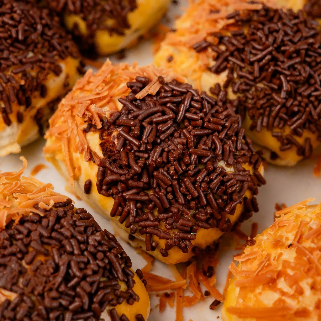 

[TANPA PISANG] CHOCO CHEESE BOLLEN by The Bollen Baker / Bollen Coklat Keju Premium Tanpa Pisang / Kue Coklat Keju Renyah