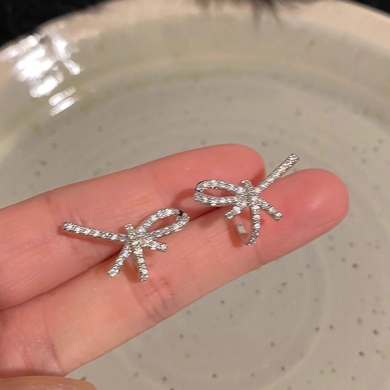 Anting berlian desain pita elegan