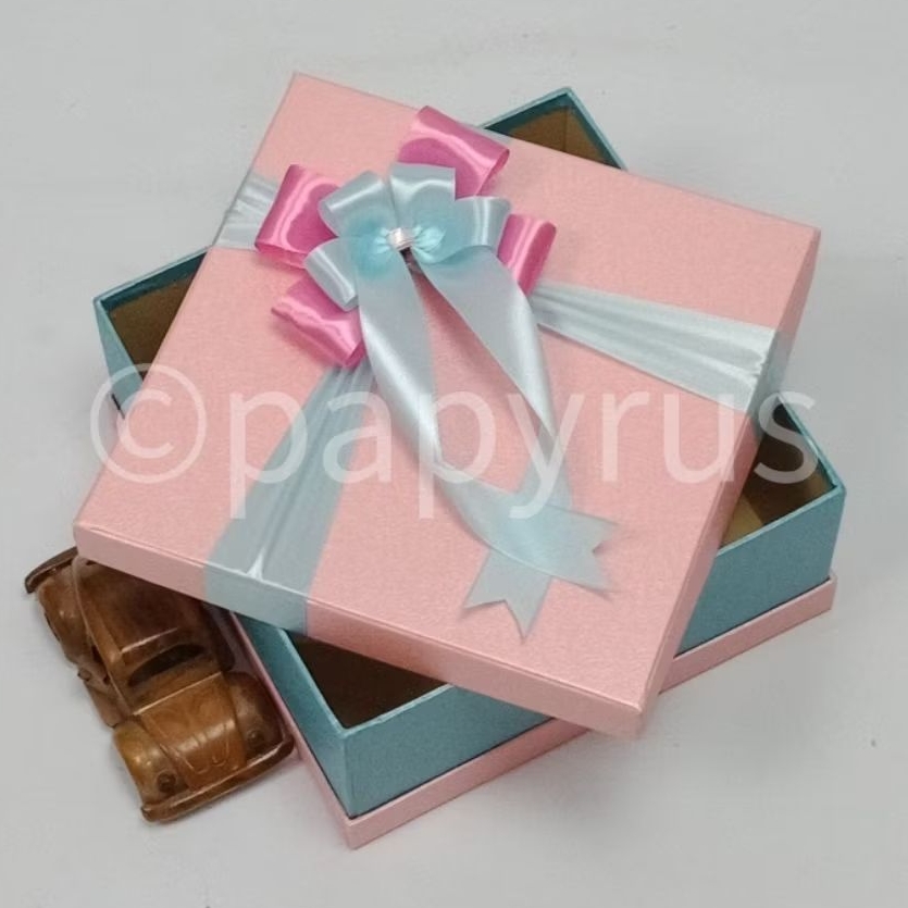 

PAPYRUS Sandwich 22,5x22,5 Tinggi 10cm Kotak Kado Gift Box Hadiah V2