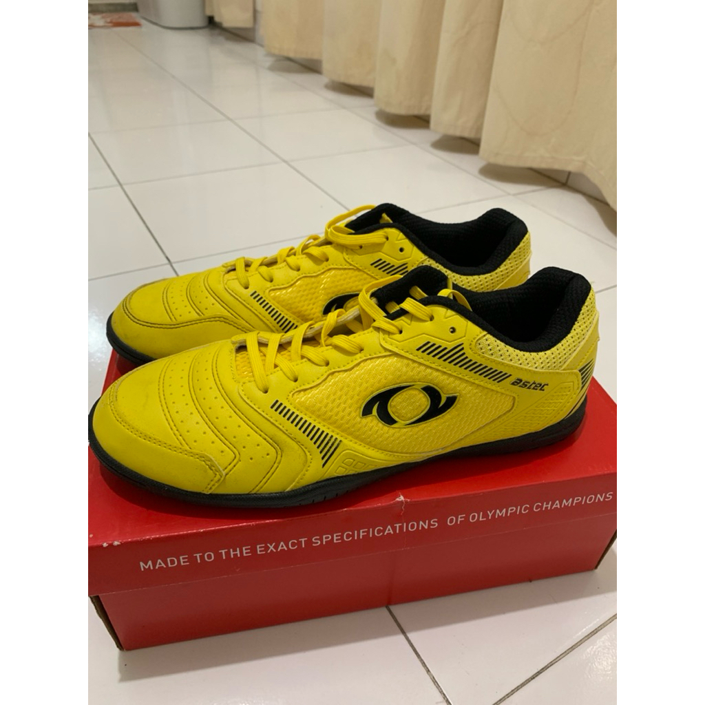 sepatu futsal astec hurley kuning size 42