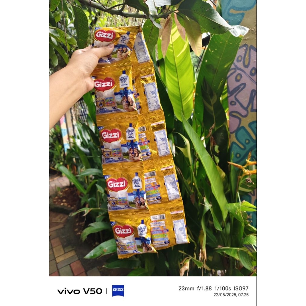 

Susu Bubuk GIZZI satu renceng isi 10 sachet @ 27 gram. Varian ori dan coklat. Expired Februari 2026