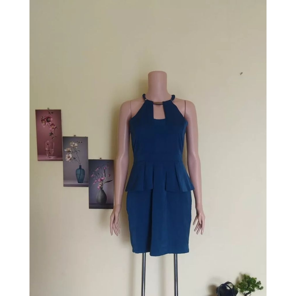 peplun dress elegant and formal with O ring neck