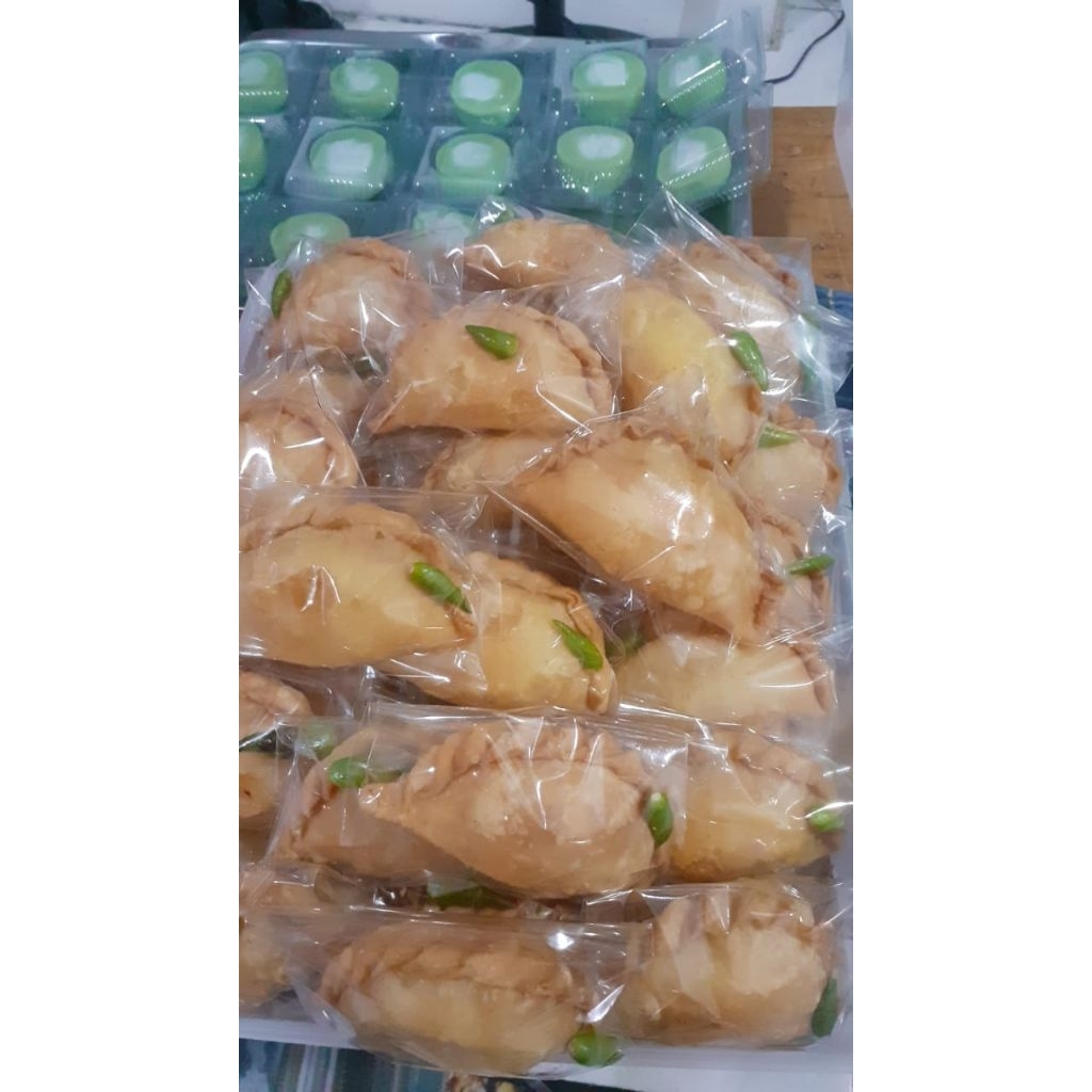 

PASTEL 1BOX 10PCS / PASTEL RENYAH / PASTEL TELUR KENTANG WORTEL BIHUN / PASTEL ENAK / KUE PASAR / KUE ENAK
