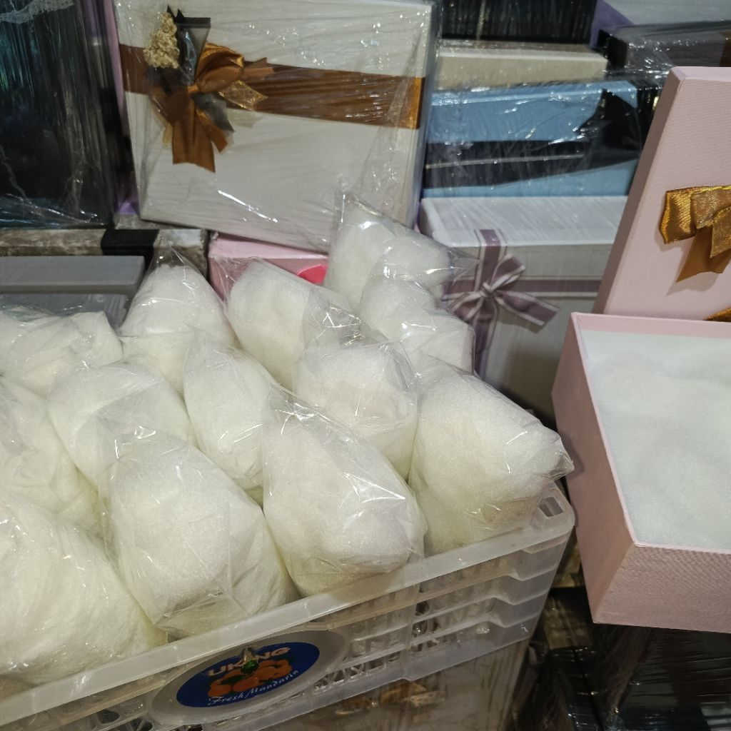 

Dakron 20gr untuk tambahan dekorasi di box kado isi 20grm