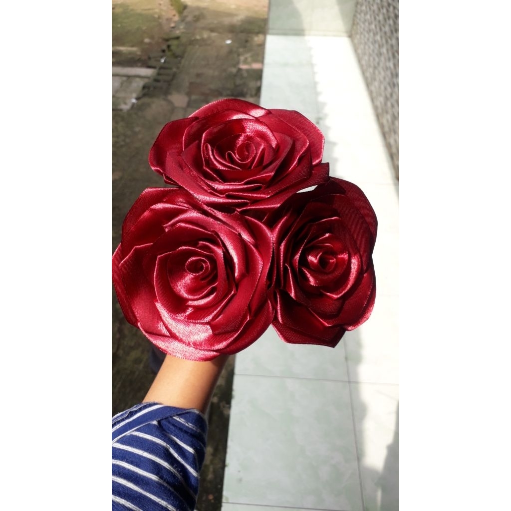 

Bunga Mawar Satin Pertangkai MAROON / Pita Satin Maroon / Buket Bunga Mawar Satin