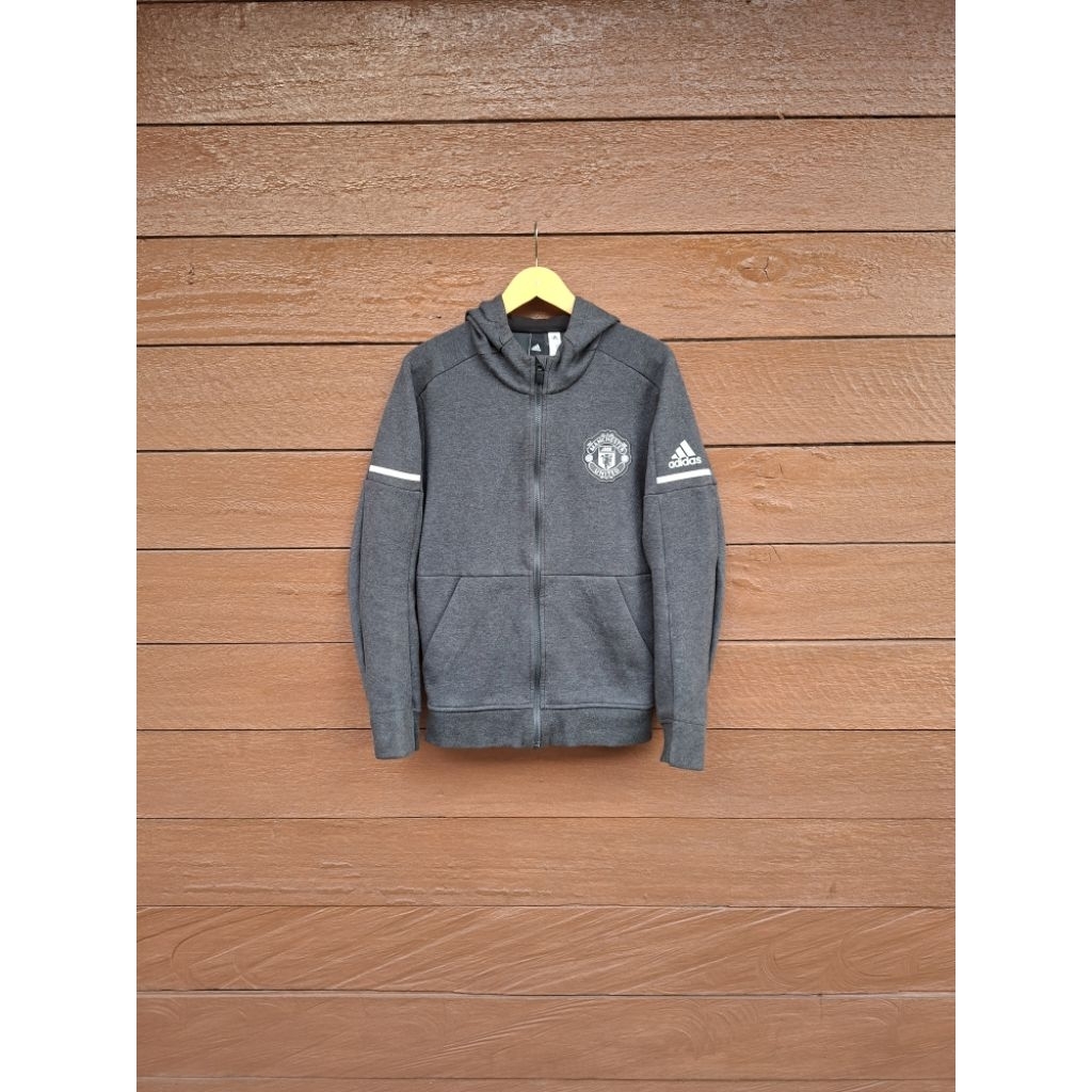 Link CO Carousell 25/05 (Adidas ZNE x Manchester United (second))