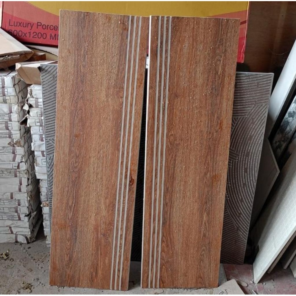 GRANIT PIJAKAN TANGGA MOTIF KAYU BROWN UKURAN 25X80 STEPNOSING LIST PLINT CUSTOM UKURAN