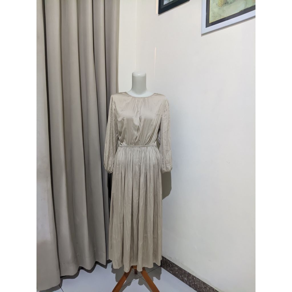 

long dres bahan silk lembut tanpa furing brand hnm (sudah +admin)