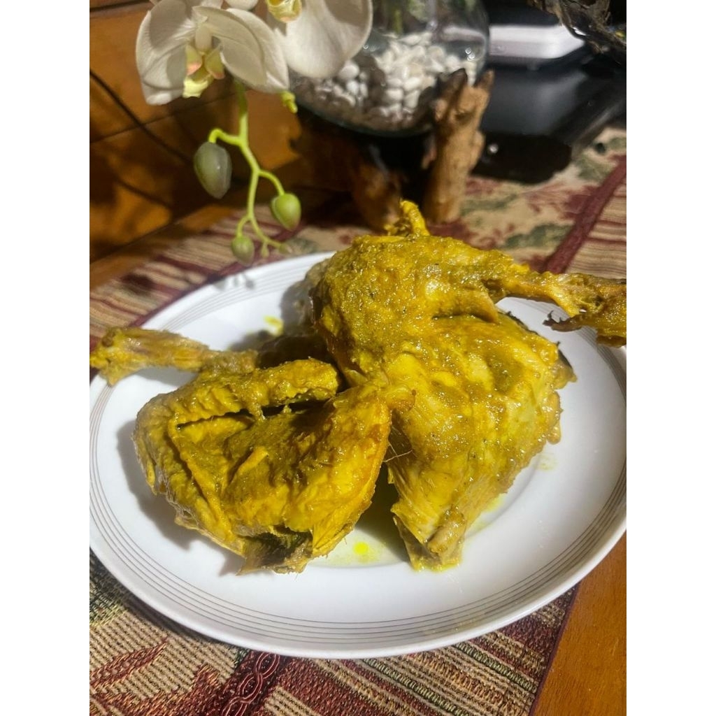 

Ayam goreng laja ,ayam pejantan dengan bumbu lengkuas yang meresap