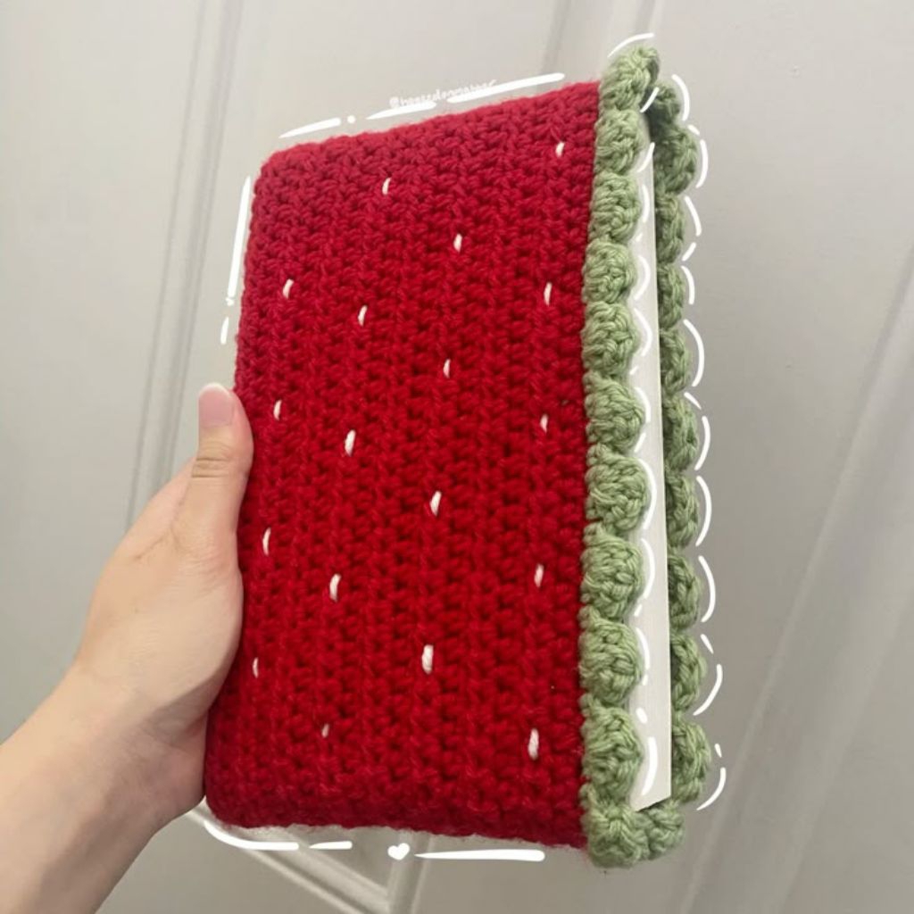 

SLEEVE BOOK STRAWBERRY | SAMPUL BUKU STRAWBERRY RAJUT