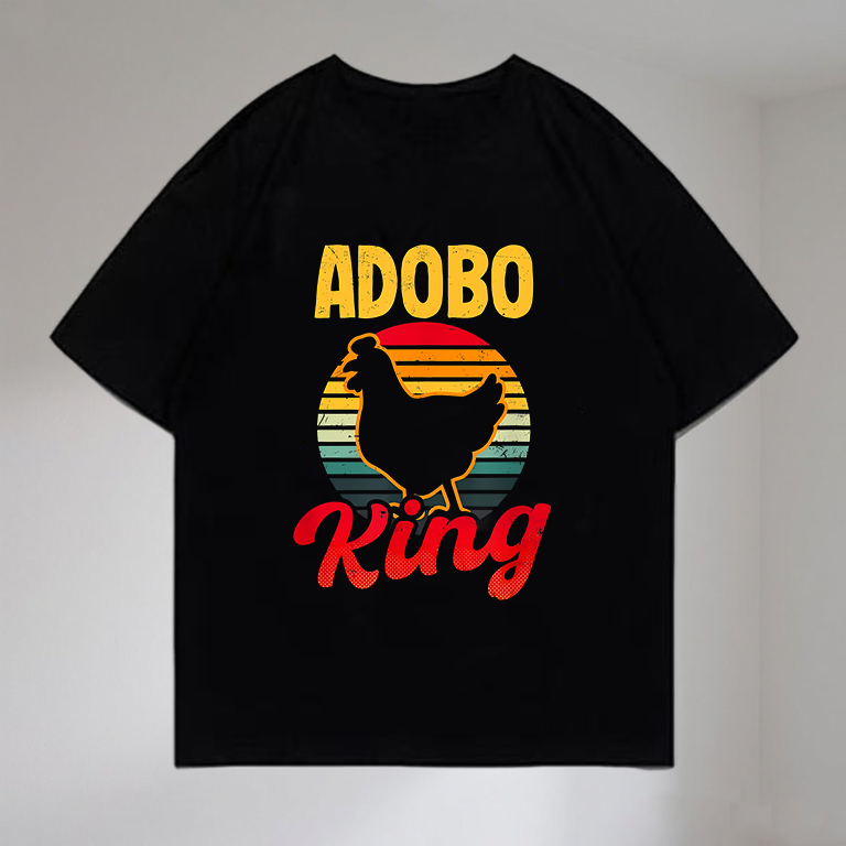 (COD) T-shirt ukuran besar, kata-kata kepribadian "ADOBO King" dengan pola ayam zakar untuk menunjuk