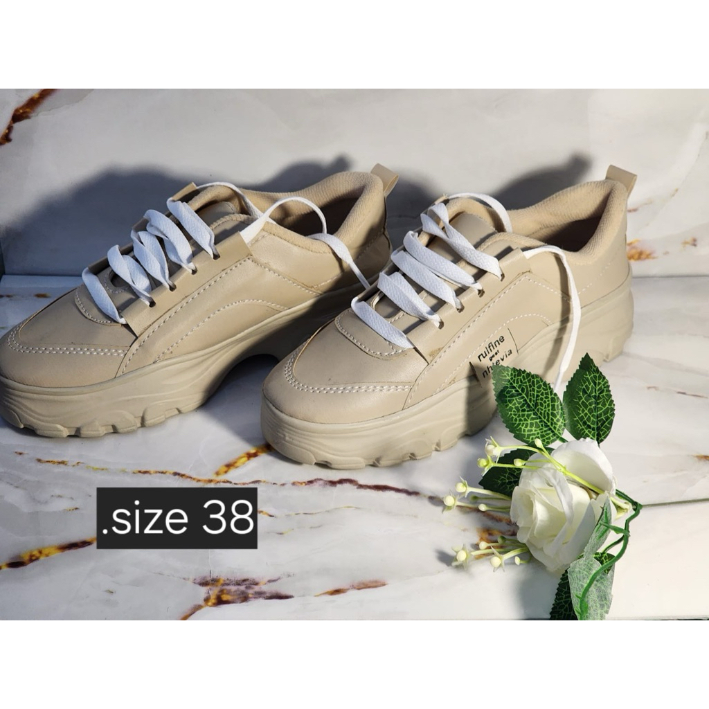 Sepatu Sport Fashion Wanita
