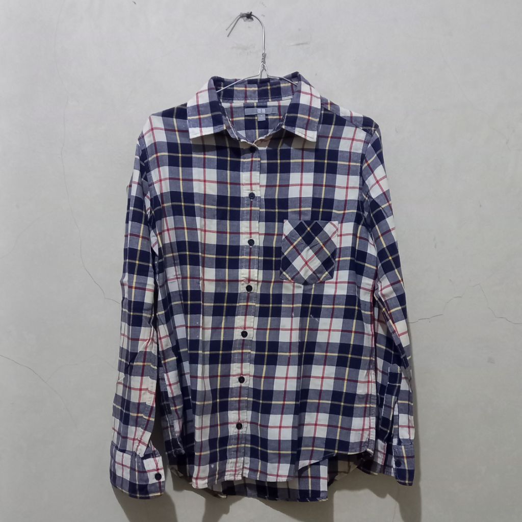 preloved - atasan kemeja formal uniqlo flanel kotak kotak wanita pria untuk kuliah kerja