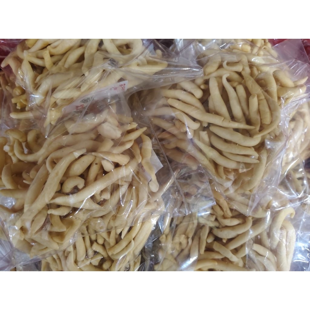 jajanan snack kue gabus keripik gabus keju atau kue daki khas medan