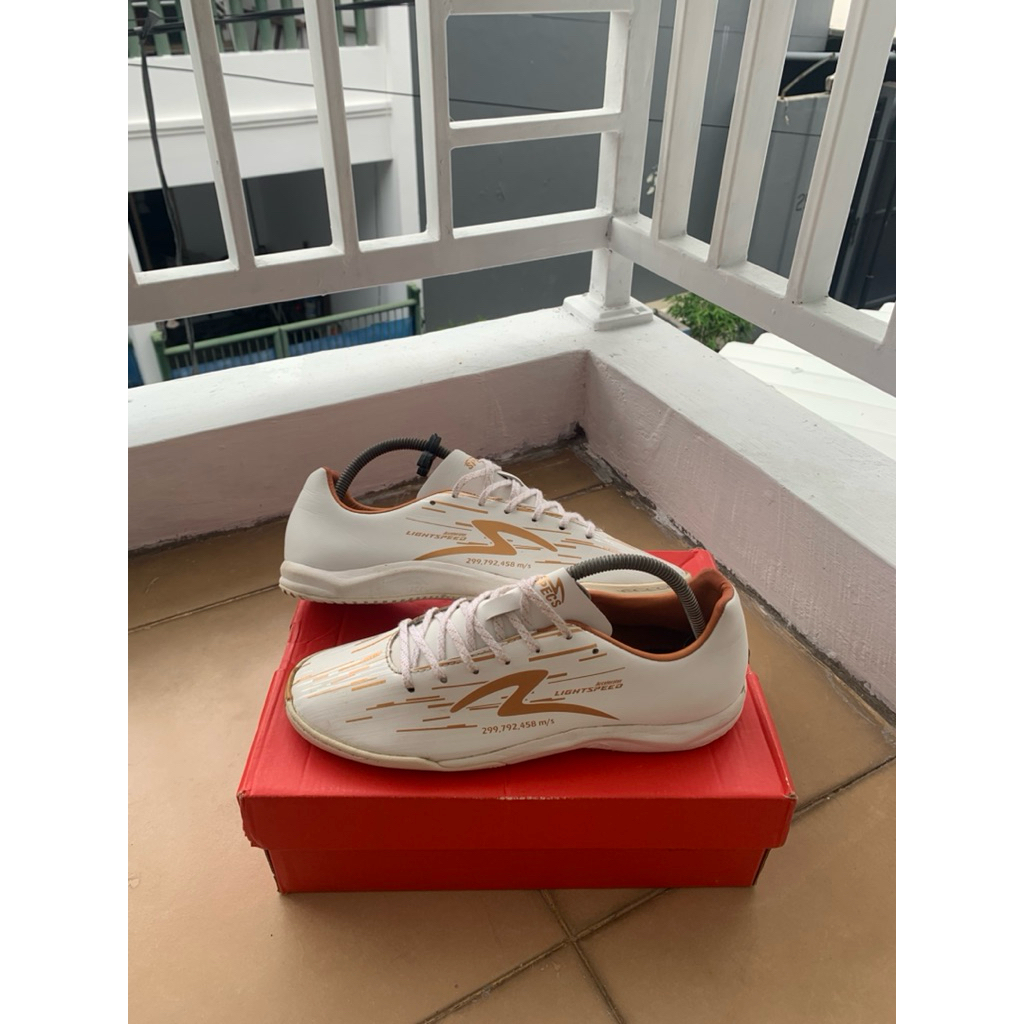 sepatu futsal ls reborn white gold second size 41