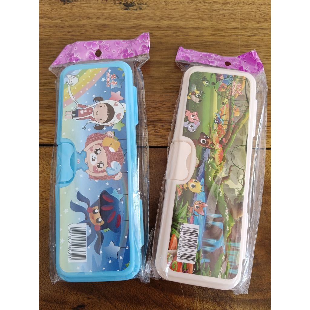 

KOTAK PENSIL ANAK NENGGE – TEMPAT ALAT TULIS CERIA UNTUK SI KECIL