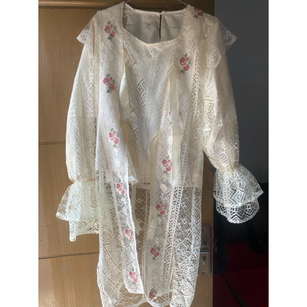 Preloved Kebaya beachylooks like New