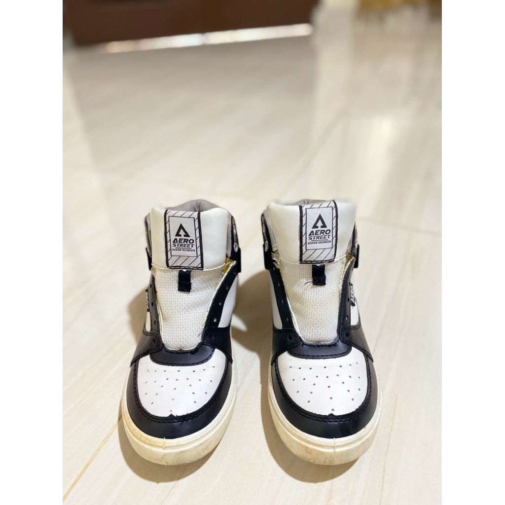 Aero Street Sepatu warna Hitam Putih (PRELOVED)